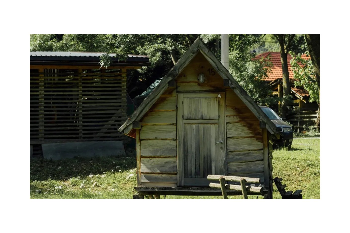 So gelingt es, im Gartenhaus Feuchtigkeit von unten zu verhindern