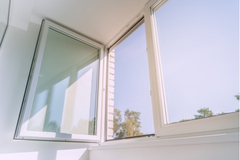 Richtig lüften: Warum Stoßlüften besser ist als gekippte Fenster 