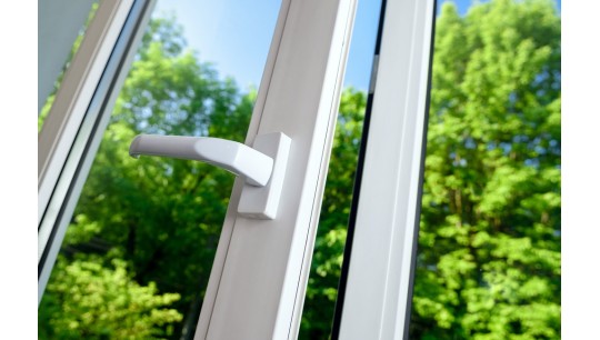 Wie man Räume ohne Fenster richtig lüftet und die Luftfeuchtigkeit senkt